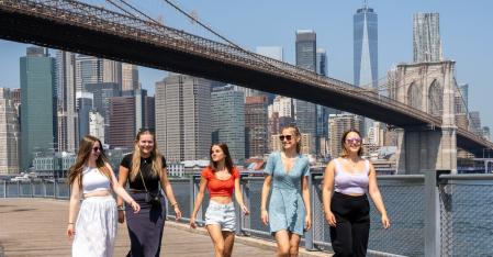 AuPairCare Connect groupe d'au pairs près du pont de Brooklyn