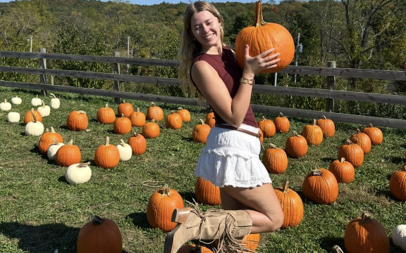 Beverly dans un champ de citrouilles