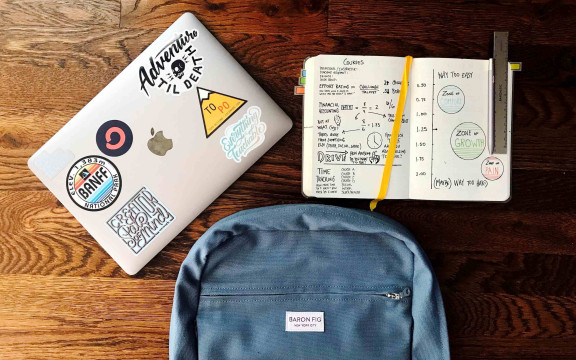 Laptop, Rucksack und Notebook