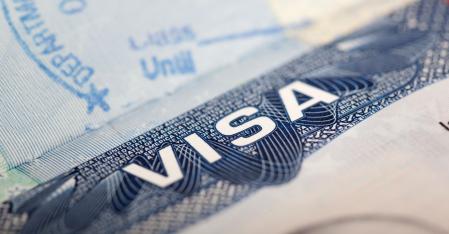 Gros plan sur un visa américain dans un passeport
