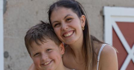 Au pair embrasse l'enfant de sa famille d'accueil