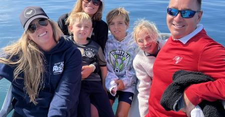 au pair mit gastfamilie auf einem boot