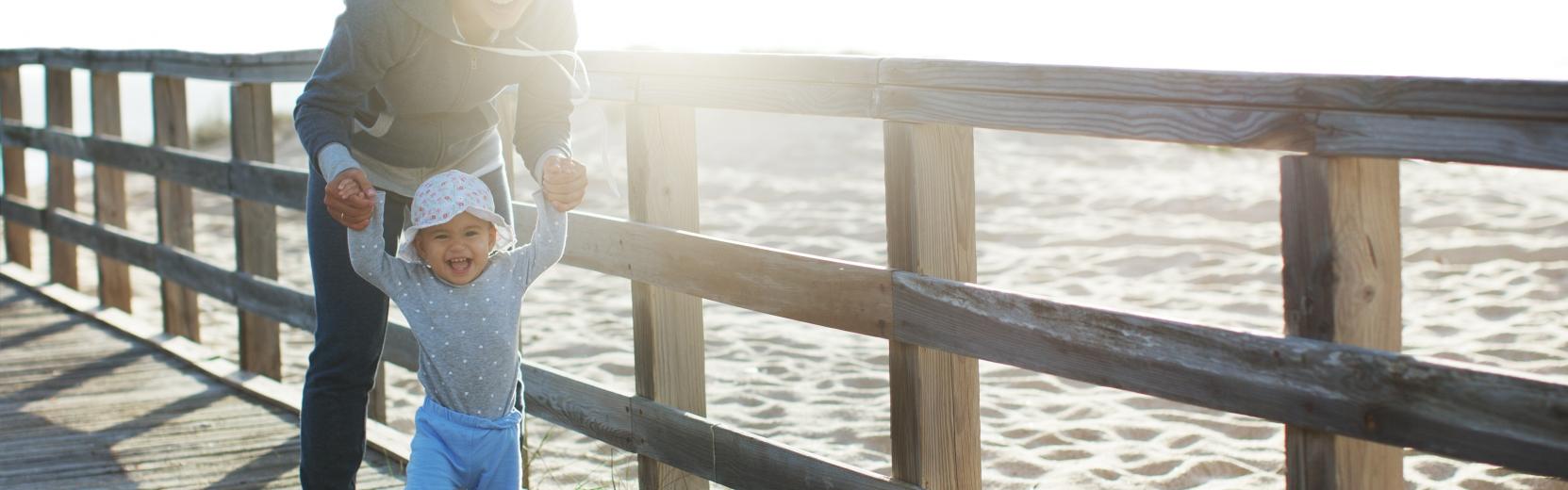 Fille au pair avec enfant au bord de la mer