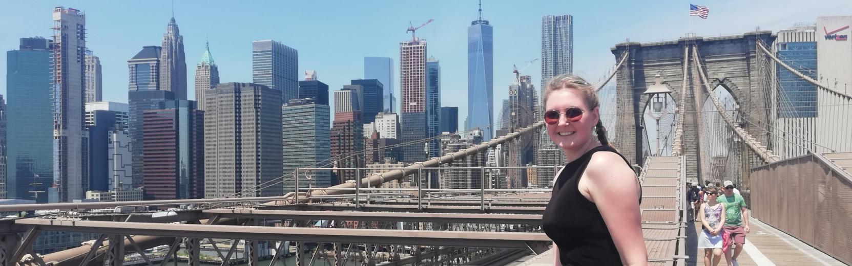 Au pair Laura sur le pont de Brooklyn