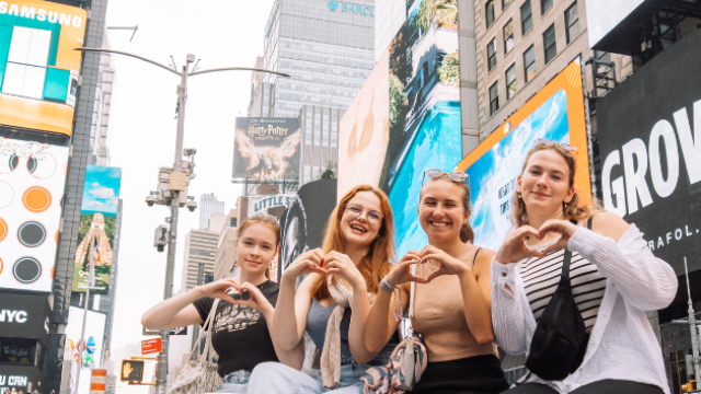 Quatre au pairs assis sur un bloc à Manhattan
