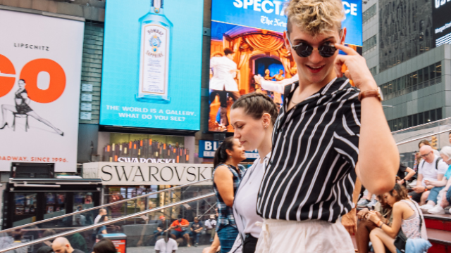 Un au pair assis sur les marches à New York
