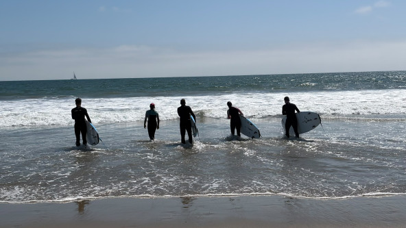 Shelsy en train de surfer