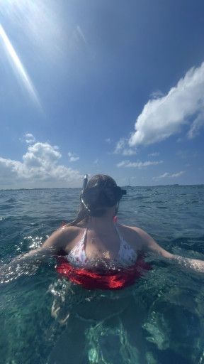 Beverly dans l'eau avec un tuba