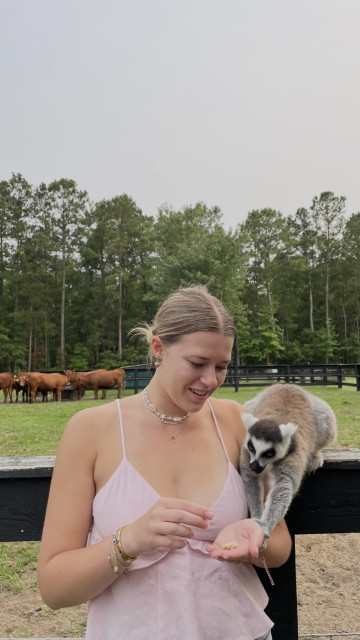 Beverly donne à manger à un petit singe