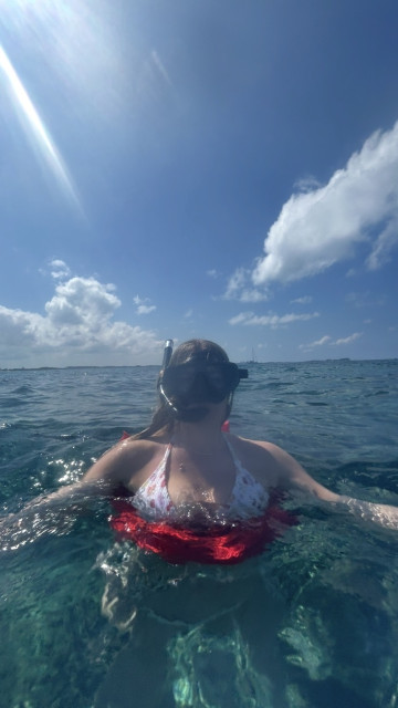 Beverly dans l'eau avec un tuba