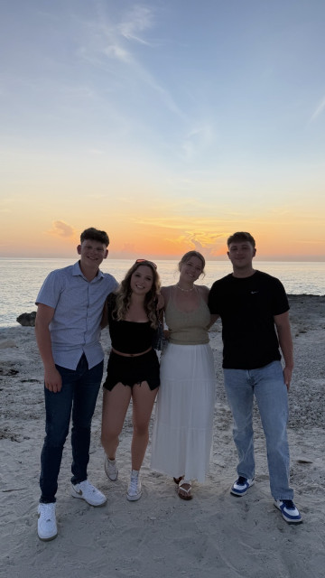 Beverly avec des amis à la plage