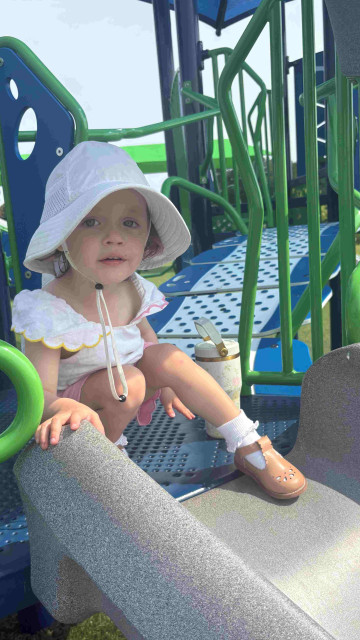 Une fille d'hôtes sur un toboggan
