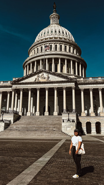 Élise devant un bâtiment gouvernemental à Washington, D.C.