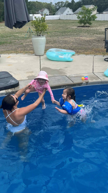Avec la fille de nos invités à la piscine