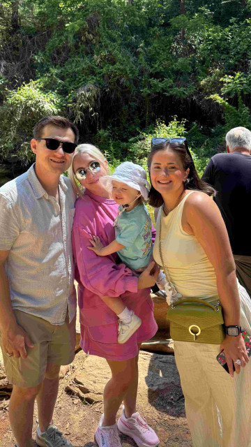 Juliette avec sa famille d'accueil
