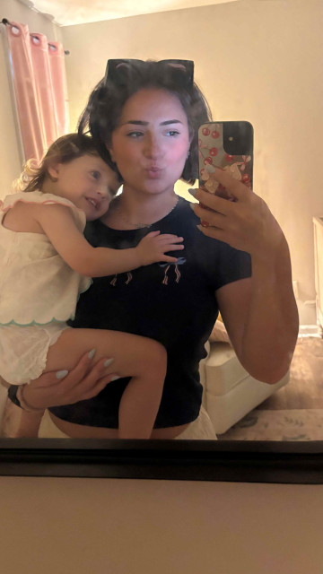 Juliette avec sa fille d'accueil dans les bras