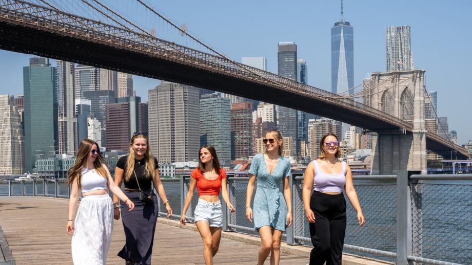 Découverte ensemble près du pont de Brooklyn Groupe de cinq au pairs marchant près du pont de Brooklyn
