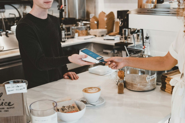 Paiement par carte dans un coffee shop