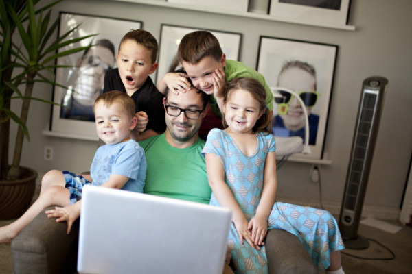 un père avec ses quatre enfants lors d'un appel vidéo