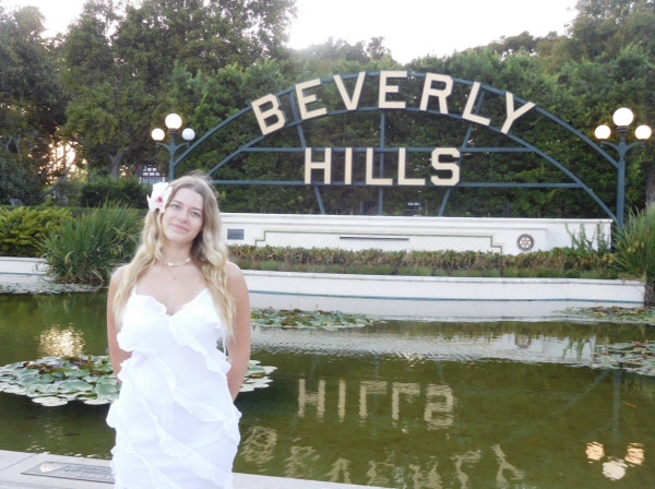 Beverly Hills, devant le panneau indiquant Beverly Hills, aux États-Unis