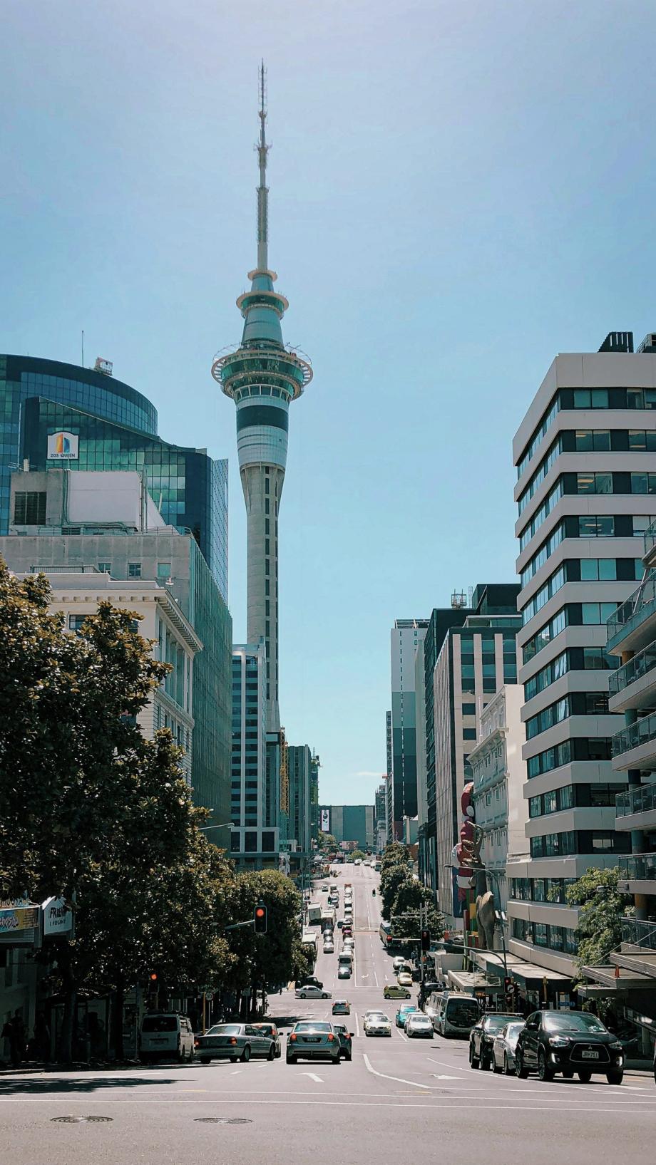 rue à Auckland avec la Skytower, des voitures et des immeubles
