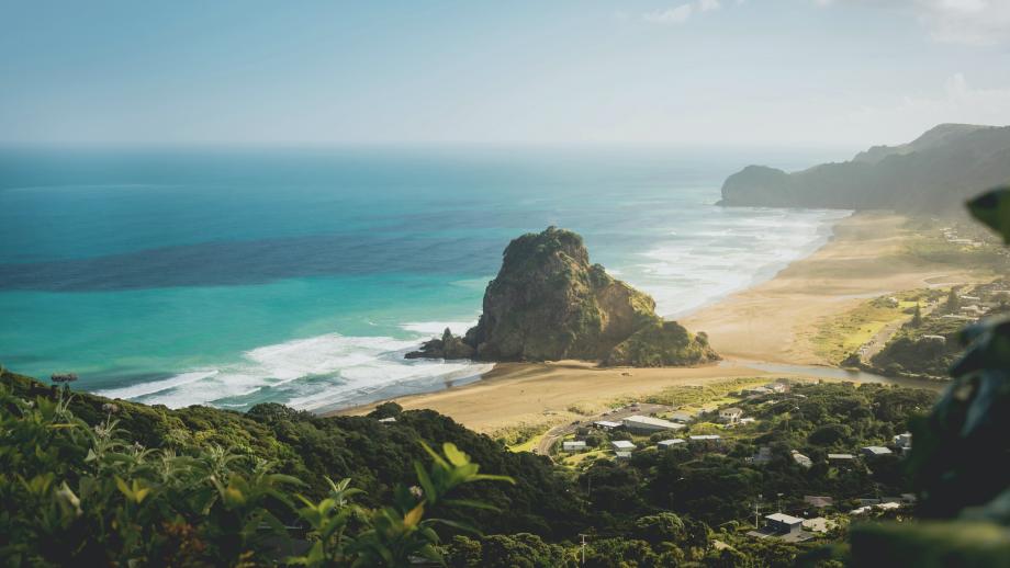plage blanche vue d'en haut avec une île rocheuse sur le rivage
