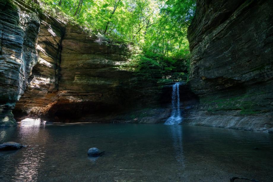 Beautés naturelles du Starved Rock State Park Cascade dans le parc d’État Starved Rock