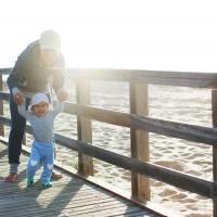 Fille au pair avec enfant au bord de la mer