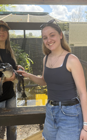 Julia, la fille au pair, caresse un vrai crocodile