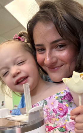 Juliette avec sa fille d'accueil