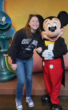 Aurore avec Mickey Mouse