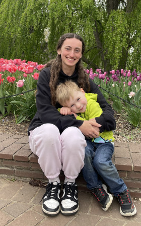Léa avec son enfant d'accueil