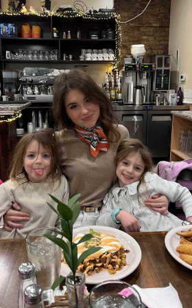 Nora avec ses enfants d'accueil