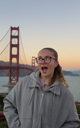 Zoe devant le Golden Gate Bridge