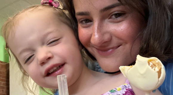 Juliette avec sa fille d'accueil