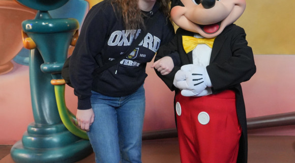 Aurore avec Mickey Mouse