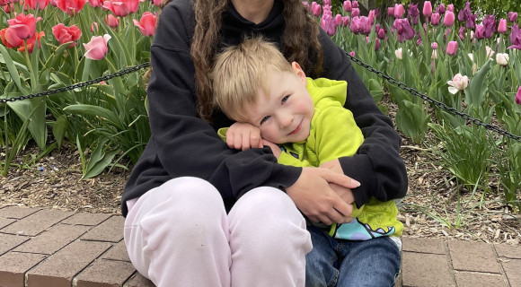 Léa avec son enfant d'accueil