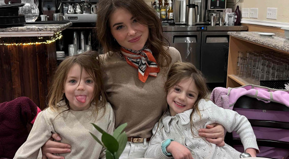 Nora avec ses enfants d'accueil