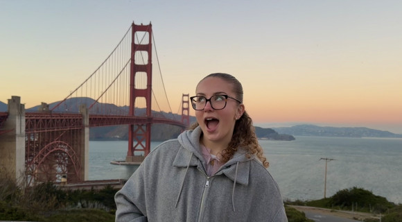 Zoe devant le Golden Gate Bridge