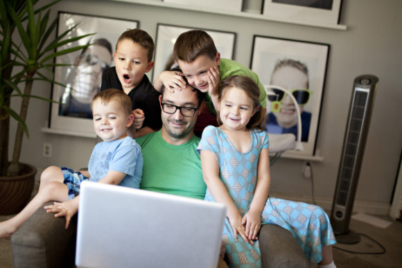un père avec ses quatre enfants en visioconférence