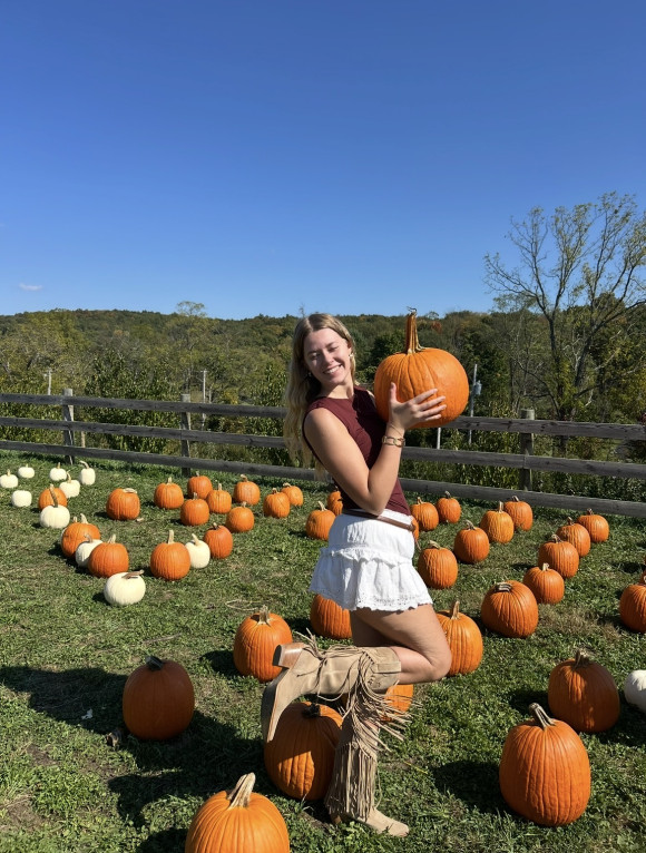 Beverly dans un champ de citrouilles