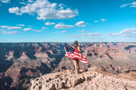 Au pair avec nous, drapeau surplombant le Grand Canyon