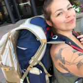 femme avec sac à dos