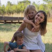 femme avec deux enfants dans un pré