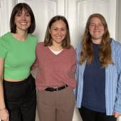 trois femmes côte à côte souriant