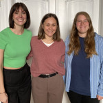 trois femmes côte à côte souriant